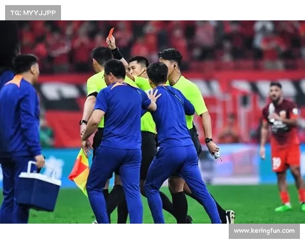 《初登中超舞台，裁判员如何处理红牌的判罚风波》(中超裁判吹一场多少钱)